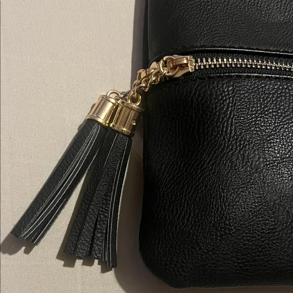 Elegant Black Crossbody Bag - Picture 3 of 11